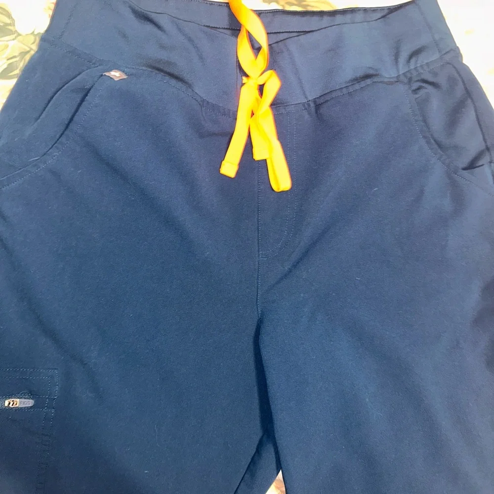 Figs Navy Scrub Ensemble - Picture 3 of 9
